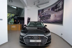 Bemutató rendezvény fotózása. Audi A6-os elölről fotózva nagylátószögű objektívvel a kiállítótérben.