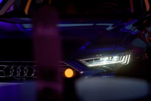 Bemutató rendezvény fotózása, Audi A6 lámpája világít a bemutató rendezvényen, sötétben.