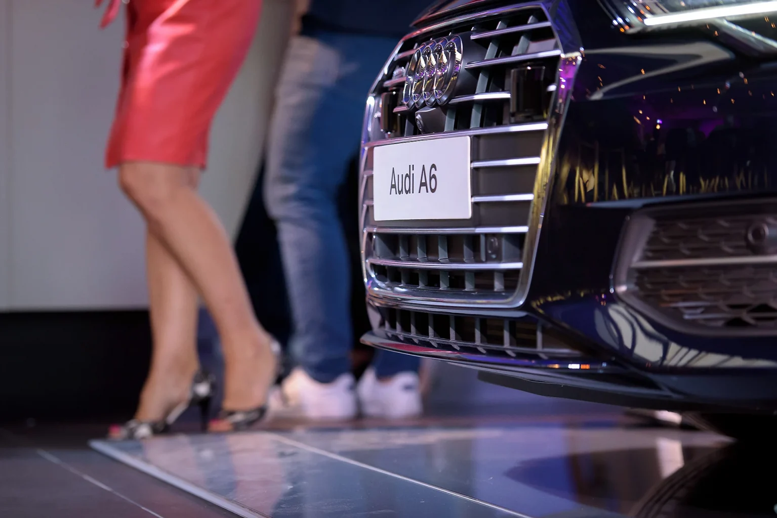 Audi A6 hűtőrács oldalról, rendszámmal.