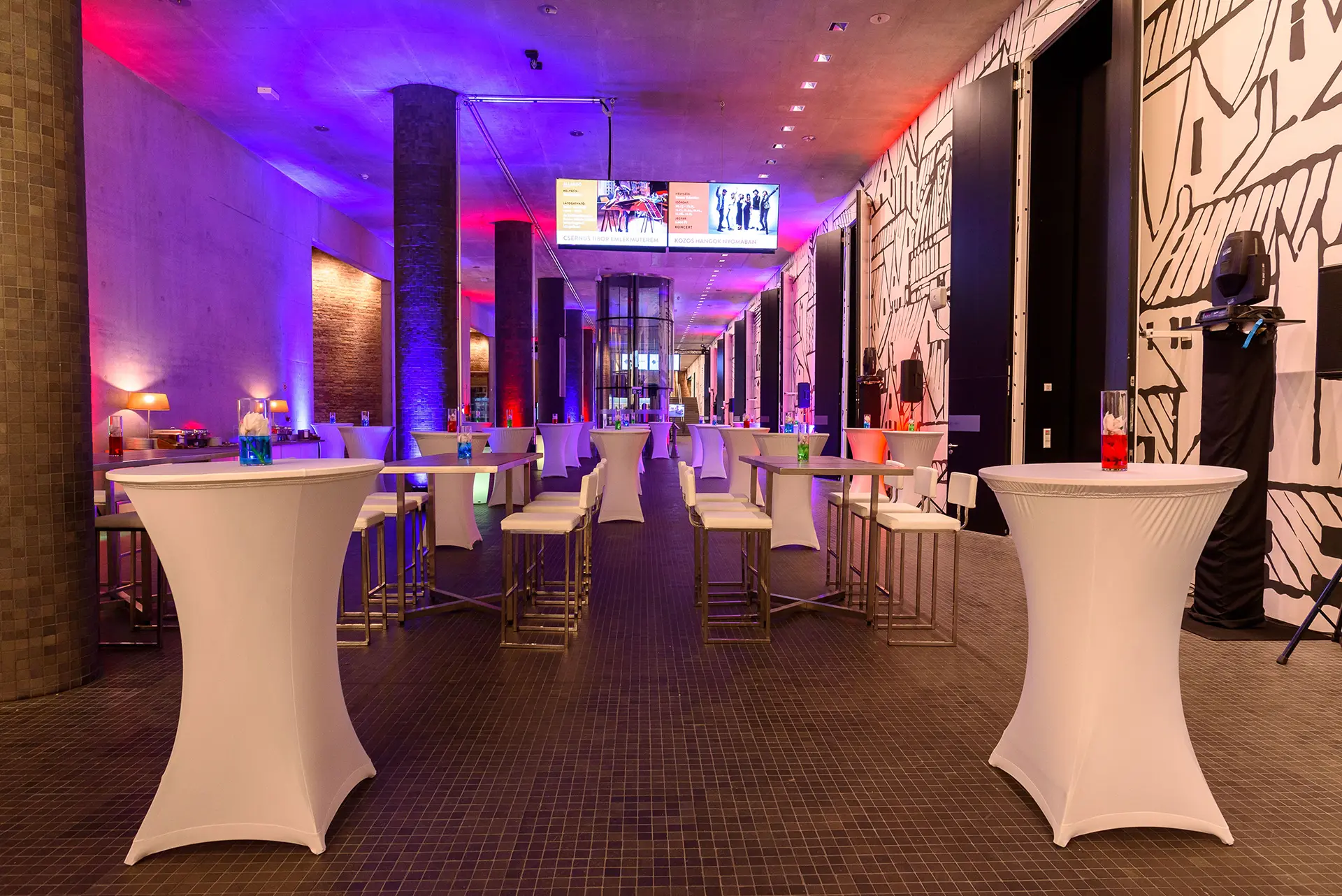 Konferencia fotózás Budapest Várkert Bazár belülről a vendégvárásra felkészülve, egyelőre még üres térben az asztalok.