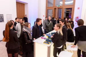 Konferencia fotózás Budapest a becsekkolás pillanatai, ahogy érkeznek az emberek.