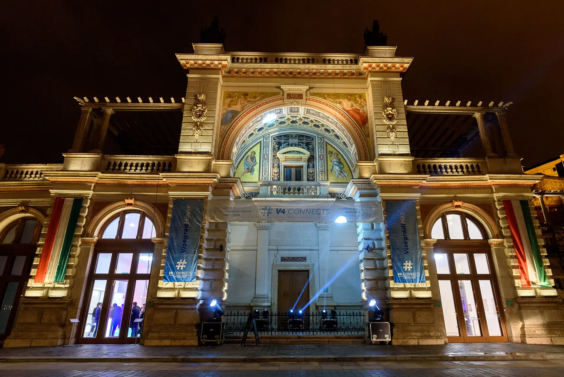 Konferencia fotózás Budapest - Helyszín kívülről a Várkert Bazár épülete éjszaka kivilágítva
