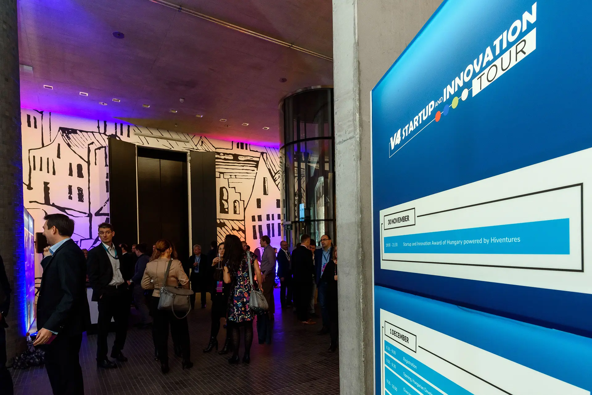Konferencia fotózás Budapest a vendégek várakoznak a rendezvényen, az előtérben.
