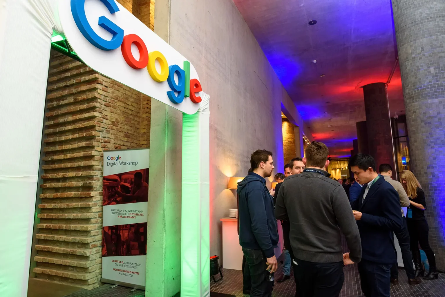 Konferencia fotózás Budapest a Google Digital Workshop bejárata előtt beszélgetnek a vendégek a szünetben.