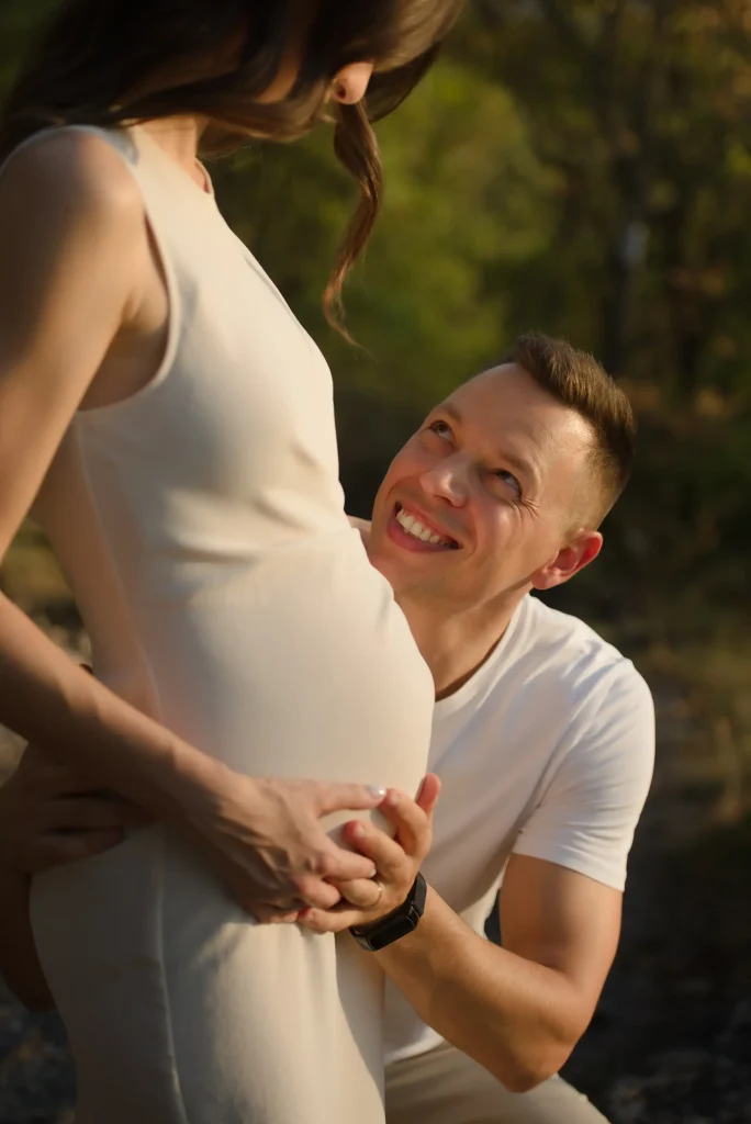 Páros kismamafotózás Budapesten - naplemente (Hármashatár-hegy) - Maternity couple photoshoot 