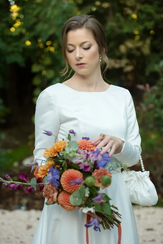 esküvő fotózás - Budapest (Cellar Garden) - Menyasszony a csokorral - közeli kép