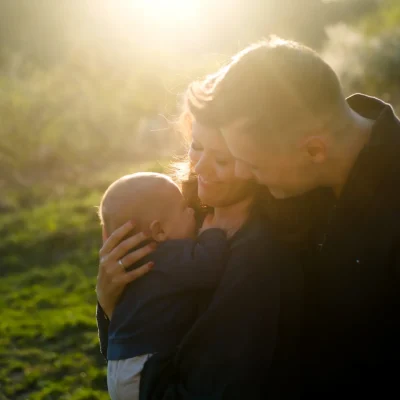 Családi fotózás naplementében kutyával a természetben tavasszal kutyával - Budapest - Family Photoshoot in sunset at the nature at Spring with dog