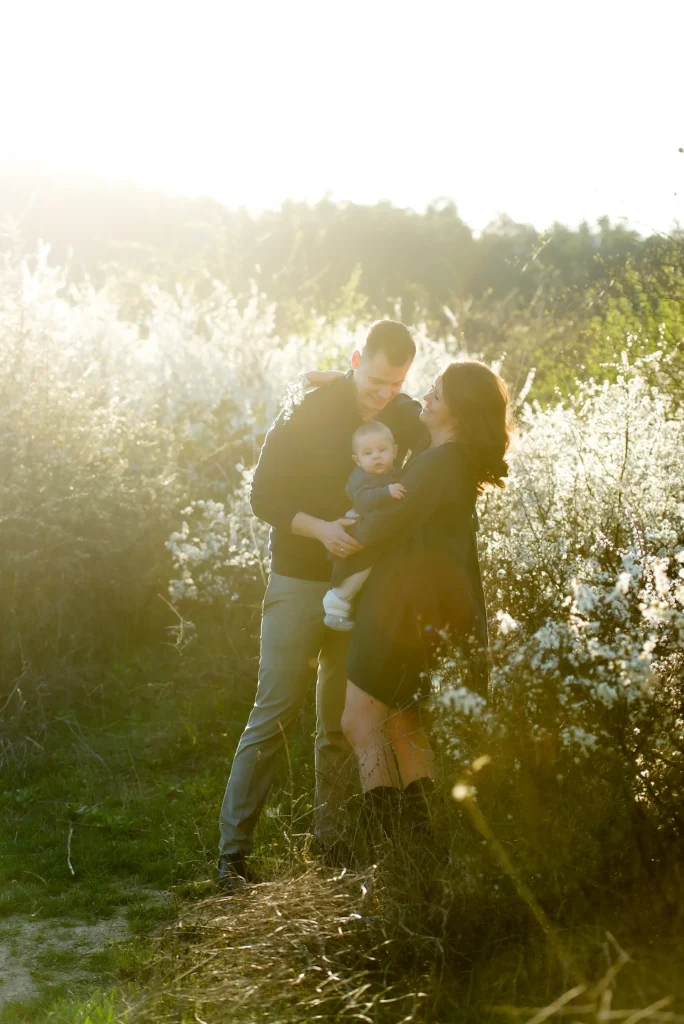 Családi fotózás naplementében a természetben tavasszal - Budapest - Family Photoshoot in sunset at the nature at Spring