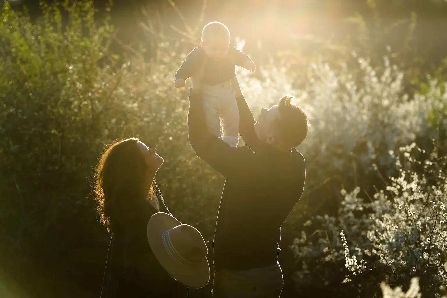 Családi fotózás naplementében a természetben tavasszal - Budapest - Family Photoshoot in sunset at the nature at Spring