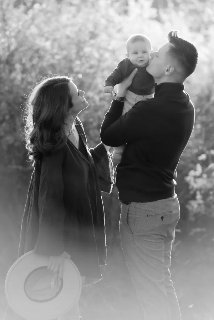 Családi fotózás naplementében a természetben tavasszal - Budapest - Family Photoshoot in sunset at the nature at Spring
