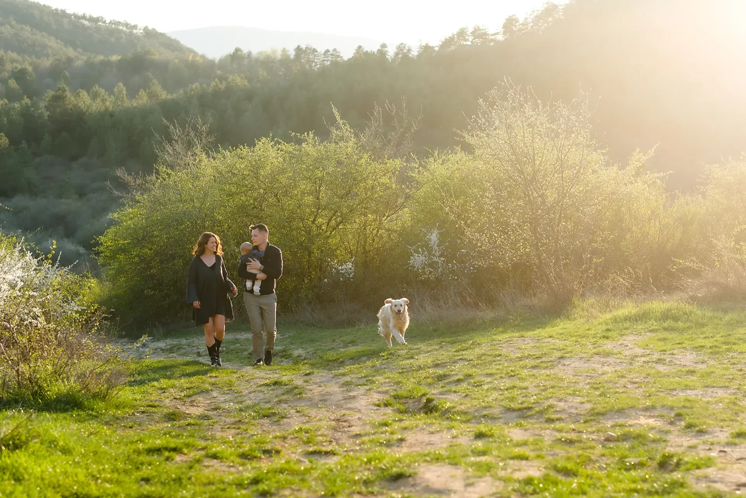 Családi fotózás naplementében a természetben tavasszal - Budapest - Family Photoshoot in sunset at the nature at Spring