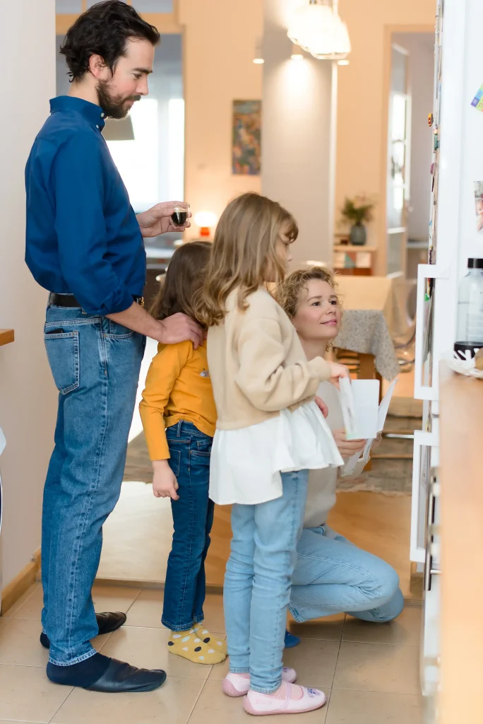 Lifestyle családi fotózás - Otthoni környezetben szabadon pózok nélkül